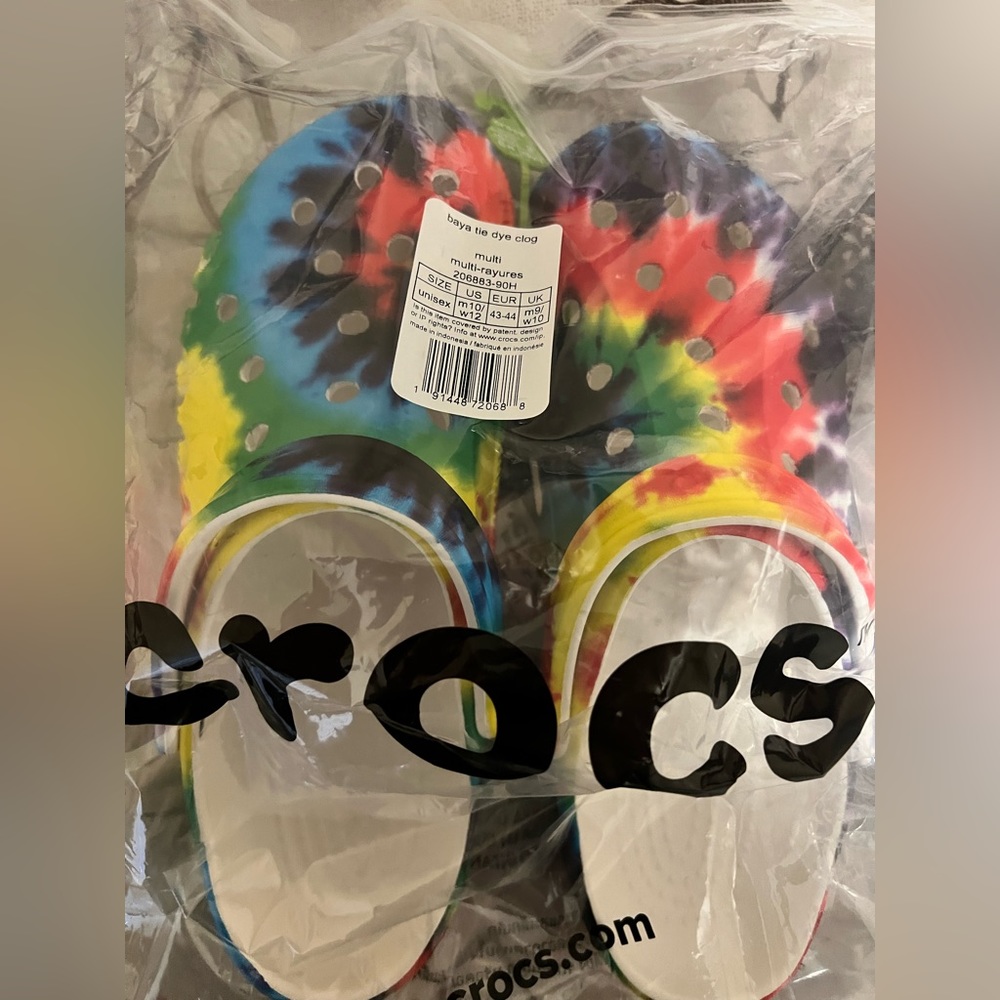Men’s 10/Women’s 12 Crocs